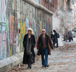 L-R: Lorraine Broughton (Charlize Theron) und David Percival (James McAvoy)