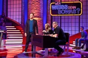 Moderator Kai Pflaume (l.) mit Rateteam-Kapit&auml;n Elton (r.) und der S&auml;ngerin Sarah Zucker (M.).