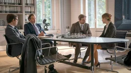 Anw&auml;ltin Mia (Milena Tscharntke, Mitte), ihr Kollege Jan (Franz Hartwig, re.) und ihr Vater Kanzleichef Ren&eacute; (Joachim Raaf) vertreten Pflegeheimbetreiber Willenborg (Matthias Matschke, 2. v. re.)