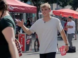 Indiras Cousin Theo ist eigentlich linker Aktivist, aber macht gerade Wahlkampf f&uuml;r die SPD.