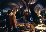 (L-r) Harry (DANIEL RADCLIFFE), Ron (RUPERT GRINT),  Filch (DAVID BRADLEY) und Professor Snape (ALAN RICKMAN)