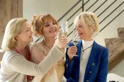 "Soko Kitzb&uuml;hel", "Jungbrunnen." Marie-Theres Zoller gibt eine Botox-Party in ihrer Villa. Dazu hat sie, neben einigen Bekannten, auch ihre besten Freundinnen Margit Schwarz und Clara Tannberg eingeladen und eigens daf&uuml;r den renommierten Sch&ouml;nheitschirurgen Dr. Gilbert Wagensteiner engagiert. Aber noch bevor die Party zu Ende ist, wird Marie-Theres Zoller tot am Rand des Swimmingpools aufgefunden. Ist sie das Opfer eines Kunstfehlers oder war es Mord? Bei ihren Recherchen findet die SOKO heraus, dass Dr. Wagensteiner Gelder in seine eigene Tasche flie&szlig;en hat lassen, was der Toten bekannt war. Karin und Lukas sto&szlig;en aber auch auf eine komplexe Beziehung zwischen dem schwerkranken Mann der Toten, ihrer Freundin Margit und deren 18j&auml;hrigem Sohn Julian, die einen Schatten auf die Gegenwart wirft.Im Bild (v.li.): Michou Friesz (Margit Schwarz), Cornelia Corba (Marie-Theres Zoller), Inka Calvi (Clara Tannberg).