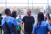 Sch&uuml;ler und Sch&uuml;lerinnen aus Chorweiler und Rio treffen Fu&szlig;ballstar Jorginho (Mitte), brasilianischer Weltmeister von 1994. Heute Fu&szlig;balltrainer und Kopf und Herz des Projektes &bdquo;Mais que uma Bola &ndash; Mehr als ein Ball&ldquo;, das Sport mit Bildung und sozialer Entwicklung verbindet.