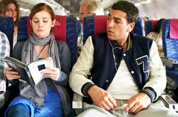 Im Flugzeug muss sich Lena (Josefine Preu&szlig;) mit Cem (Elyas M&rsquo;Barek) eine Sitzreihe teilen.