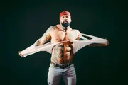 Als Stripper absolviert Leif (34) an vollen Tagen bis zu neun Shows pro Nacht, d&uuml;st von Klub zu Privathaushalt, zu Eventschiff. N&auml;chte unter Zeitdruck und dabei immer vor Augen, alle Auftr&auml;ge gut zu schaffen und eine professionelle Show abzuliefern.