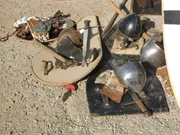 Helme, Schilde, Schwerter, Handschuhe: Ausrüstungsgegenstände der Ritter. Helme, Schilde, Schwerter, Handschuhe: Ausrüstungsgegenstände der Ritter.
