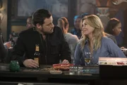 Alex (Justin Chambers, l.) macht Meredith (Ellen Pompeo, r.) klar, dass ein wenig Fr&uuml;hlingsgef&uuml;hle auch f&uuml;r sie nichts schlechtes sind ...