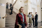 Ulla (Elisa Schlott) in der Uni T&uuml;bingen.