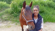 Pia mit der Stute &bdquo;Suna&ldquo;. Bei Pferden beginnt die Grundausbildung im Alter von zwei Jahren.