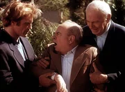 Steve (Barry Van Dyke, l.) und Harvey (Harvey Korman, r.), einst ein ber&uuml;hmter Komiker, versuchen, Harveys Partner Tim (Tim Conway, M.) zu beruhigen, der vor Wut und Eifersucht au&szlig;er sich ist.