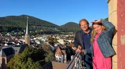 Willkommen in der Pfalz: F&uuml;r Tamina Kallert (r) und Bj&ouml;rn Freitag geht es bei ihrer grenzenlos k&ouml;stlichen Reise auf den S&uuml;dturm der Stiftskirche in Neustadt an der Weinstra&szlig;e.