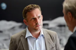 Hat Martin (Sebastian Bezzel) eine Chance, sich gegen PureAqua durchzusetzen?