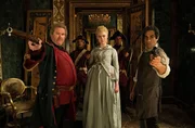 v.l.n.r.: Velementov (Douglas Hodge), Catherine (Elle Fanning), Orlo (Sacha Dhawan) v.l.n.r.: Velementov (Douglas Hodge), Catherine (Elle Fanning), Orlo (Sacha Dhawan)
