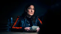 Diana (Marie Leuenberger) bei einem Meeting aller Team-Mitglieder.