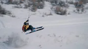 Sarah McNair Landry springt beim Kite-Skifahren.