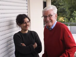 Die Filmemacherin und ihr Gro&szlig;vater Alfred Geisel, ehemaliger Vizepr&auml;sident des Baden-W&uuml;rttemberger Landtags