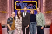 Moderator Kai Pflaume (M.) und seine Rateteam-Kapit&auml;ne Bernhard Ho&euml;cker (l.) und Wotan Wilke M&ouml;hring (r.) begr&uuml;&szlig;en in dieser Sendung die Schauspielerin Simone Thomalla (2.v.l.) und die Schauspielerin und S&auml;ngerin Heike Makatsch (2.v.r.).