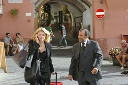 In Italien angekommen, l&auml;sst sich die gesch&auml;ftige Lissy (Annette Frier, l.) von Pirelli (Albert Kitzl, r.) zur Gelateria f&uuml;hren.