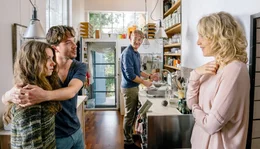 Eva (Juliane K&ouml;hler, re.) staunt &uuml;ber Toms (Marc Benjamin, 2. v. li.) charmantes T&auml;uschungsman&ouml;ver vor Hajo (Dominic Raacke, hinten): Er gibt sich als Leonies (Alice Dwyer, li.) Freund aus.
