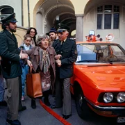 Von links: ein Polizist (Wolfgang Klein), Charlotte (Kerstin P&ouml;ppelmann), eine Frau (Hannelore Doerr), Frau Eichinger (Erni Singerl), Hausmeister St&uuml;rzlinger (Werner Zeussel) und ein Polizist (Alexander Malachovsky). Weiteres Bildmaterial finden Sie unter www.br-foto.de.