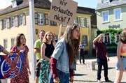 Ava Sommer (Hannah Schiller) f&uuml;hrt die Protestbewegung gegen das Gesch&auml;ft mit PureAqua an.