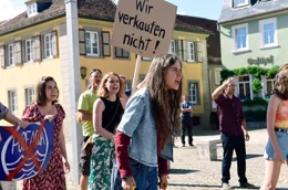 Ava Sommer (Hannah Schiller) f&uuml;hrt die Protestbewegung gegen das Gesch&auml;ft mit PureAqua an.