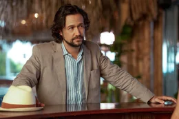 Nick Bali (Joseph Gordon-Levitt) befragt in der Strandbar eine Mitarbeiterin zu ihren Beobachtungen. Der Verungl&uuml;ckte verbrachte hier einen Teil seines letzten Abends.
