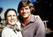 Laura (Melissa Gilbert, l.) und Almanzo (Dean Butler, r.) stehen vor den Ruinen ihres alten Hauses.