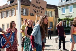 Ava Sommer (Hannah Schiller) f&uuml;hrt die Protestbewegung gegen das Gesch&auml;ft mit PureAqua an.