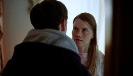 Melanie (Henrike von Kuick) ist auf Robin (Philip G&uuml;nsch) sauer.