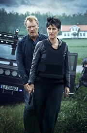 Kommissar Wisting (Sven Nordin) und FBI-Agentin Maggie Griffin (Carrie-Anne Moss) ermitteln in einem beklemmenden Mordfall. Kommissar Wisting (Sven Nordin) und FBI-Agentin Maggie Griffin (Carrie-Anne Moss) ermitteln in einem beklemmenden Mordfall.