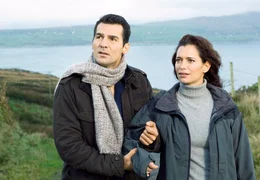 rbb Fernsehen DER ZAUBER DES REGENBOGENS, am Samstag (30.07.11) um 22:15 Uhr. Brian (Erol Sander) f&uuml;hrt Lea (Sandra Speichert) an wundervolle Orte auf der gr&uuml;nen Insel, wo sich kein Tourist hin verirrt.