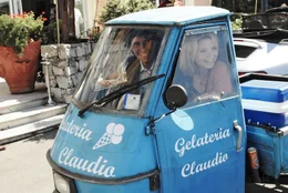 Fabio (Pasquale Aleardi, l.) und Lissy (Annette Frier, r.) kommen sich langsam n&auml;her und ziehen am gleichen Strang, als es um die Rettung der Eisdiele geht.