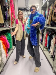 S&auml;nger COSM&Oacute; zeigt Lena, wie und wo sein Song &bdquo;Tanzschein&ldquo; entstanden ist.