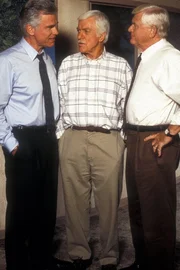Mark (Dick Van Dyke, M.) und seine Freunde überlegen, wer von den Polizisten korrupt sein könnte. Mark (Dick Van Dyke, M.) und seine Freunde überlegen, wer von den Polizisten korrupt sein könnte.