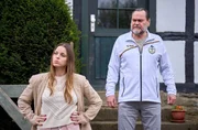 Gerd Schmadalla und seine Freundin Tamara kondolieren auf dem Hof des verstorbenen Albert Appel.