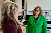 Jenna von Thäne spricht mit Maria Kristina Parr, Professorin für pharmazeutische Chemie an der FU Berlin.