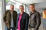 Die Zahlenkombination eines Safes in der Villa von Stadtrat Huber (Thomas Huber, M.) bringt die Kommissare Bergmann (Florian Fitz, r.) und Hofer (Joseph Hannesschl&auml;ger, l.) auf die richtige Spur.