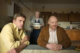 Franz Eberhofer (Sebastian Bezzel, li.) und Rudi Birkenberger (Simon Schwarz, re.) m&uuml;ssen schon wieder Grie&szlig;nockerlsuppe von der Oma (Enzi Fuchs, Mitte) essen.