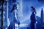 (v.li.): K&ouml;nigin Ingrith (Michelle Pfeiffer), Gerda (Jenn Murray).