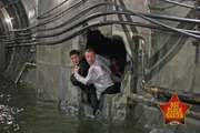 Garin (Sergei Puskepalis,l.) und Konstantinov (Anatoly Bely) m&uuml;ssen versuchen die &Uuml;berlebenden aus den t&ouml;dlichen Sch&auml;chten zu f&uuml;hren.
