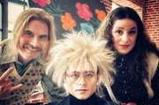 Frauke (Lou Strenger, r.) und Bernd (Carsten Strauch, l.) aus Kassel sind im Gl&uuml;ck. Sie treffen ihr Idol Andy Warhol (Tom B&ouml;ttcher, M.) in dessen K&uuml;nstler-WG.