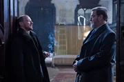 Kann CIA-Mann Emmet Kurzfeld (John Goodman, r.) dem zwielichtigen Verbindungsoffizier Percival (James McAvoy, l.) trauen?