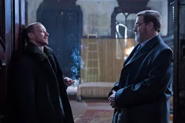 Kann CIA-Mann Emmet Kurzfeld (John Goodman, r.) dem zwielichtigen Verbindungsoffizier Percival (James McAvoy, l.) trauen?
