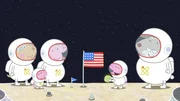 Oma Wutz (mi.), ihre Freundinnen (li.), Schorsch (vo.li.) und Peppa (2.v.re.) spielen heute die Apollo-Mondlandung nach. Opi M&uuml;mmel (re.) leiht ihnen sogar seine Rakete aus und fliegt mit ihnen bis zum Mond. Dort stellen sie eine kleine Flagge auf bevor sie wieder nach Hause zur&uuml;ckkehren.
