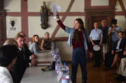 Ava (Hannah Schiller) stellt sich in der Gemeinderatssitzung offen gegen ihren Vater Martin (Sebastian Bezzel), den B&uuml;rgermeister, und Vertrag mit der Firma Pure Aqua.