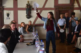 Ava (Hannah Schiller) stellt sich in der Gemeinderatssitzung offen gegen ihren Vater Martin (Sebastian Bezzel), den B&uuml;rgermeister, und Vertrag mit der Firma Pure Aqua.
