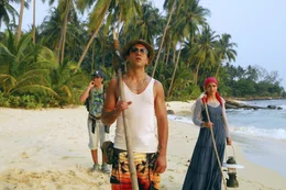 Costa (Arnel Taci, links), Cem (Elyas M'Barek) und Yagmur (Pegah Ferydoni) erkunden den Strand.