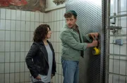 Nils Sanchez (Enrique Fiß, r.) bereitet es mächtig Unbehagen, die Tür zum Kühlraum zu öffnen. Doch Kollegin Harry Möller (Maria Ketikidou, l.) will wissen, ob sich darin die Leiche befindet. Nils Sanchez (Enrique Fiß, r.) bereitet es mächtig Unbehagen, die Tür zum Kühlraum zu öffnen. Doch Kollegin Harry Möller (Maria Ketikidou, l.) will wissen, ob sich darin die Leiche befindet.