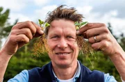 Peter Rasch pflanzt jetzt junge Erdbeeren, um seine Beete vorzubereiten. Peter Rasch pflanzt jetzt junge Erdbeeren, um seine Beete vorzubereiten.